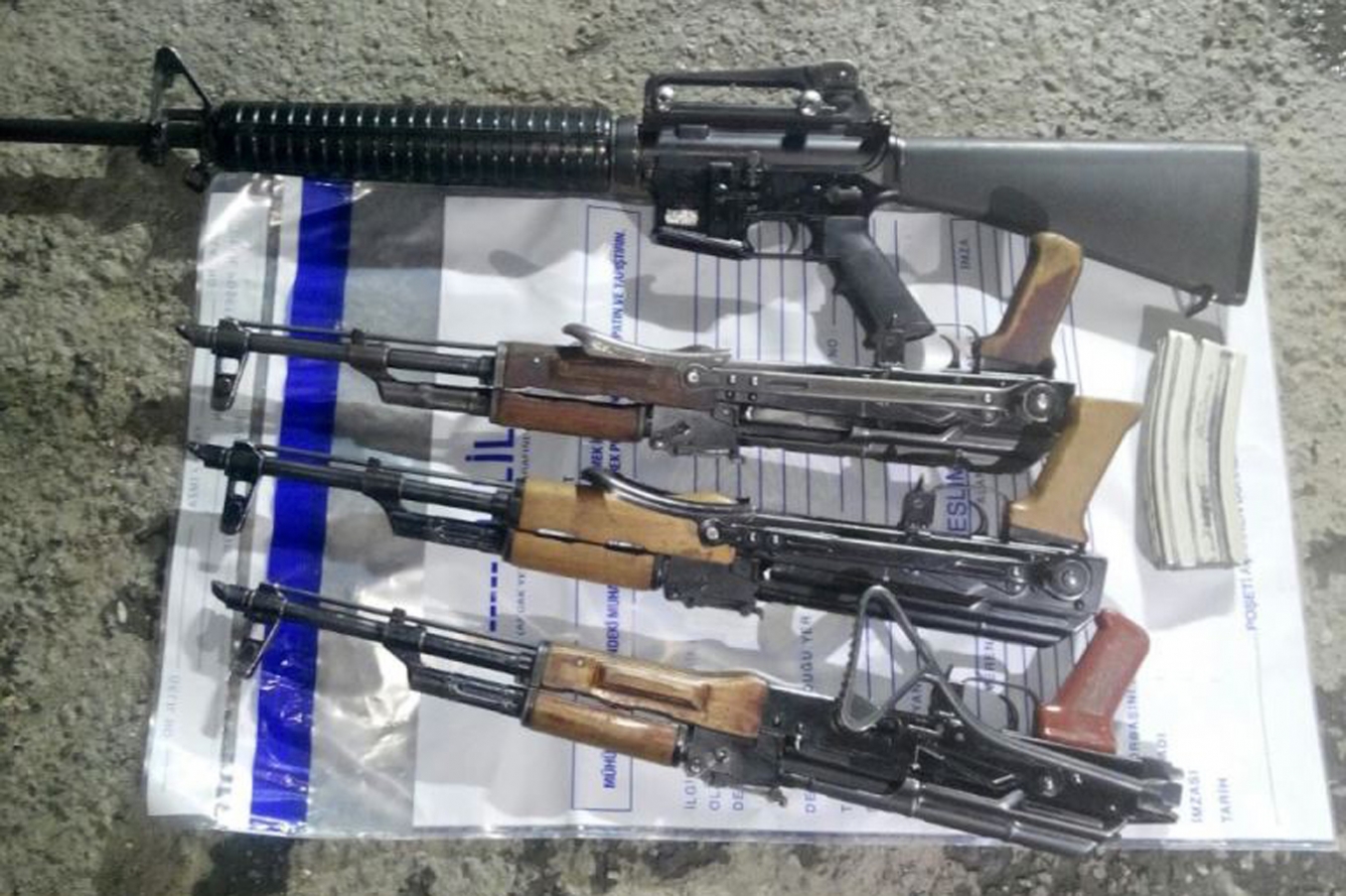 Kaçan araçta 3 adet kalaşnikof ve M-16 ele geçirildi Kaçan araçta 3 adet kalaşnikof ve M-16 ele geçirildi